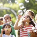 Crianças em condomínios nas férias